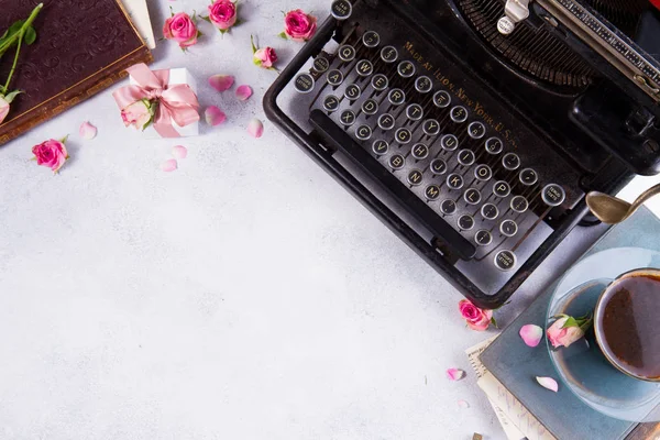 Espacio de trabajo con máquina de escribir vintage — Foto de Stock