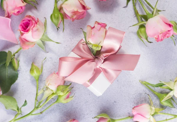 Caja de regalo con lazo de satén y flores — Foto de Stock