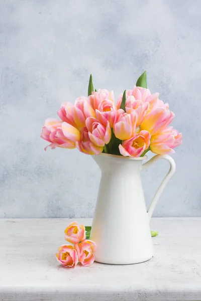 Рожево-жовті тюльпани — стокове фото