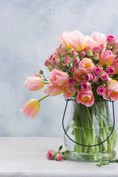 Розовые и желтые тюльпаны и розы — стоковое фото