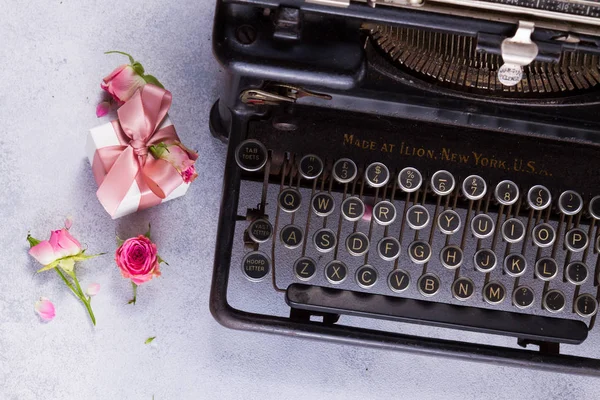 Espacio de trabajo con máquina de escribir vintage — Foto de Stock