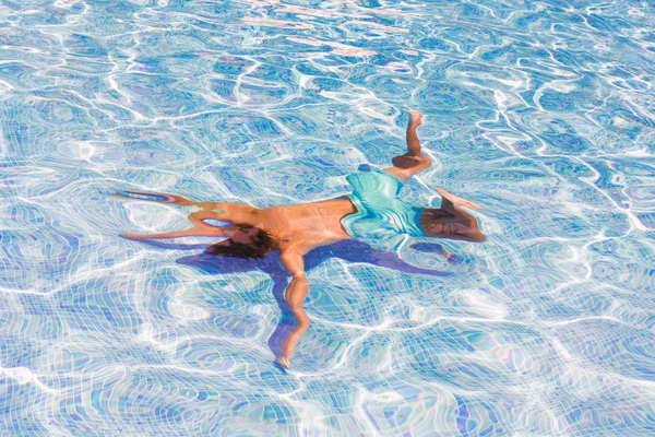 プールで泳いでいる少年 — ストック写真