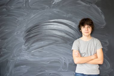 Kara tahtada yazan çocuk.