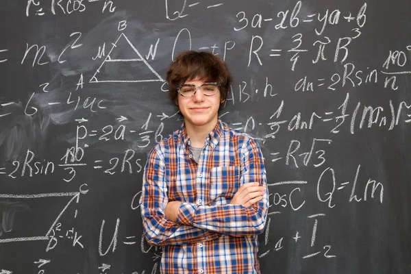 Αγόρι και μαυροπίνακα γεμίζουν με μαθηματικοί τύποι — Φωτογραφία Αρχείου
