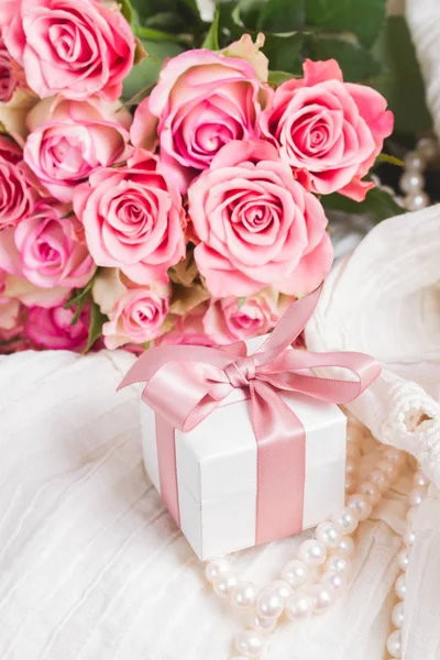 Accesorios femeninos en blanco — Foto de Stock