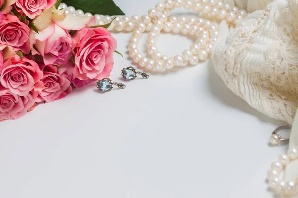 Accessori femminili su bianco — Foto Stock