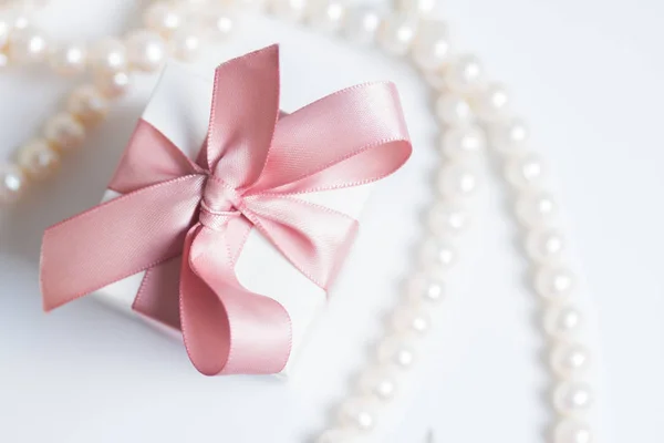 Box with pink ribbon — Stock Photo, Image