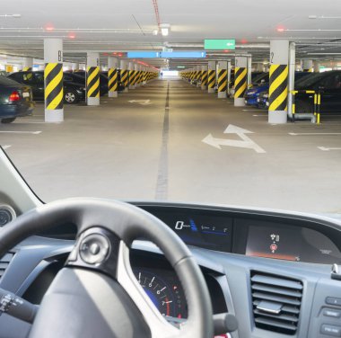 Araba ön cam yolu ile