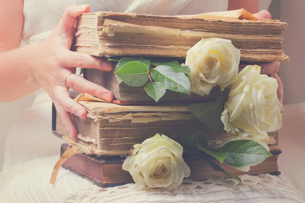 Libros viejos con flores — Foto de Stock