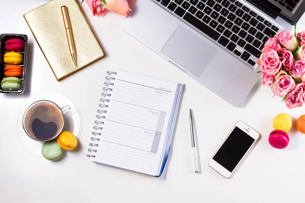 Espacio de trabajo femenino, vista superior —  Fotos de Stock