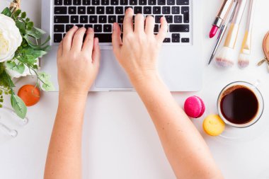 Kadınsı çalışma alanı, üstten görünüm