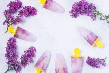 Eflatun çiçekli popsicles