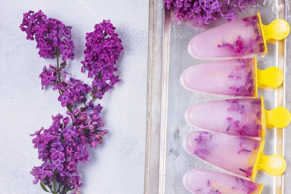 Eflatun çiçekli popsicles