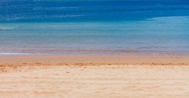 Mavi gökyüzü ile deniz kıyısında