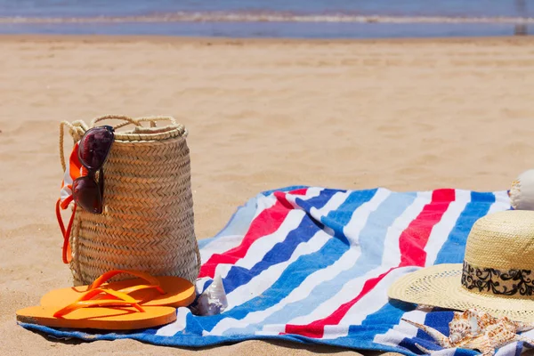 Handdoek en zonnebaden accessoires — Stockfoto