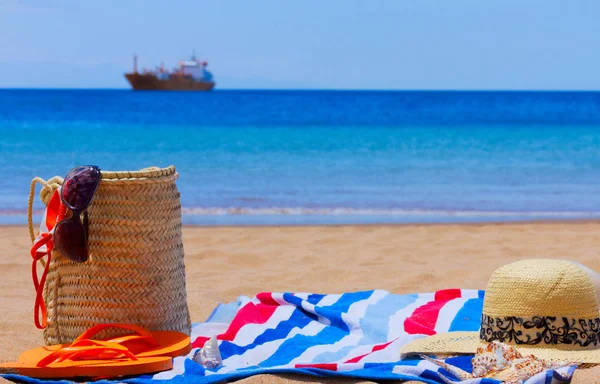 Handtuch und Zubehör zum Sonnenbaden — Stockfoto