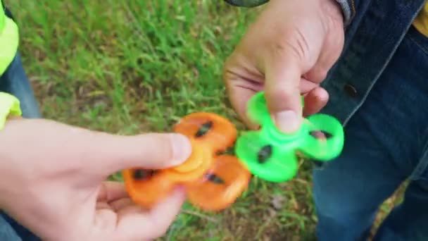 Fidget Spinner, beliebtes Entspannungsspielzeug, generisches Design — Stockvideo