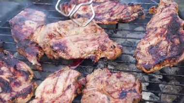 Barbekü eti biftek ile