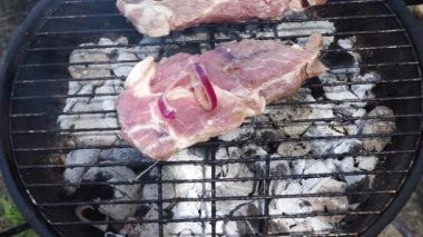 Barbekü eti biftek ile