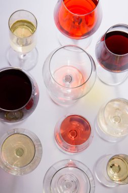 Gözlük şarap ile dizi