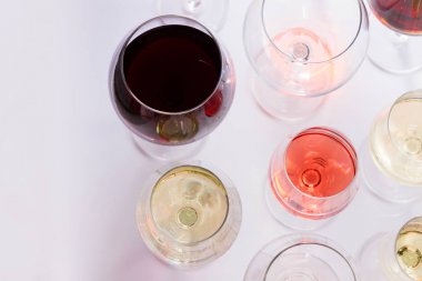 Gözlük şarap ile dizi