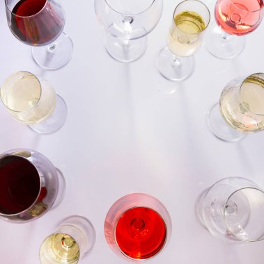 Gözlük şarap ile dizi