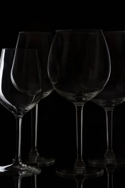 Ποτήρια κρασιού σε μαύρο — Φωτογραφία Αρχείου