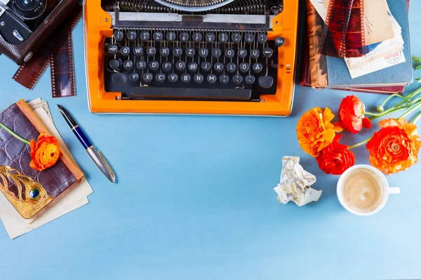 Espaço de trabalho com máquina de escrever laranja vintage — Fotografia de Stock