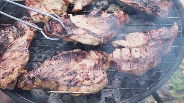 BBQ med kødbøffer – Stock-video