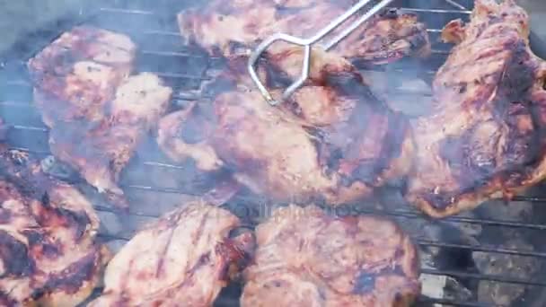 Barbecue avec steaks de viande — Video