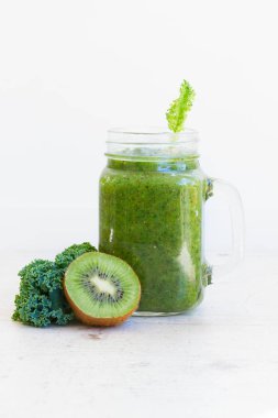 Taze yeşil smoothy içki