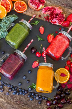 İçeceklerle birlikte taze ve pürüzsüz bir içecek.