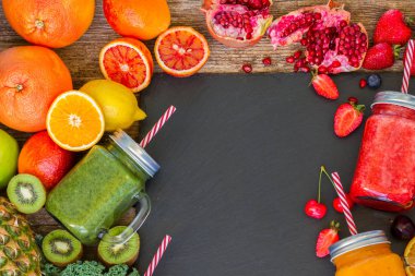 İçeceklerle birlikte taze ve pürüzsüz bir içecek.