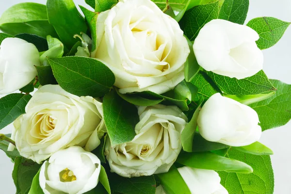 Strauß mit Tulpen und Rosen — Stockfoto
