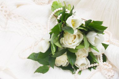 dantel ile pembe ve turuncu gül