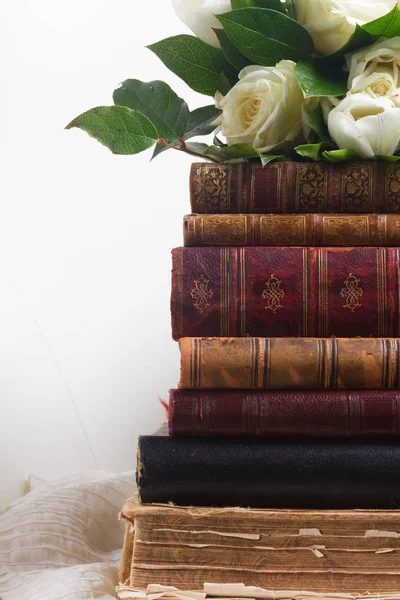Libri antichi con fiori — Foto Stock