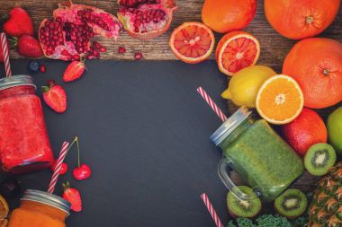 İçeceklerle birlikte taze ve pürüzsüz bir içecek.