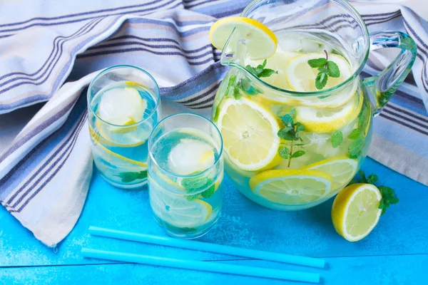 Ev yapımı limonata içmek — Stok fotoğraf