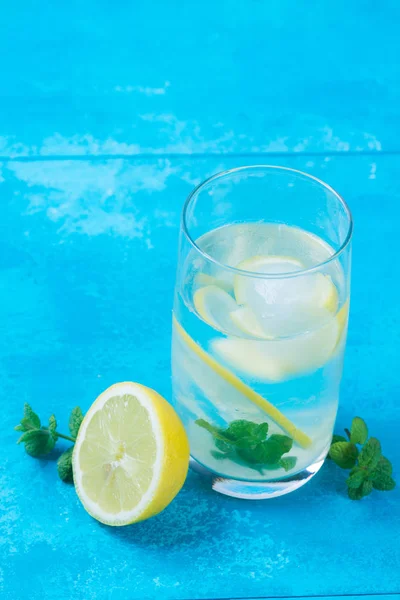 Ev yapımı limonata içmek — Stok fotoğraf