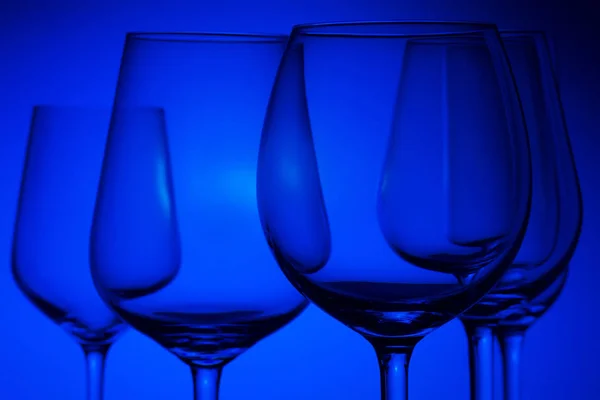 Бокалы для вина на голубом — стоковое фото