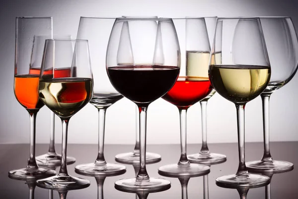 Set de vasos con vino —  Fotos de Stock