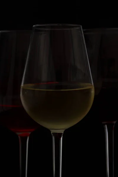 Sklenice na víno na černém pozadí — Stock fotografie