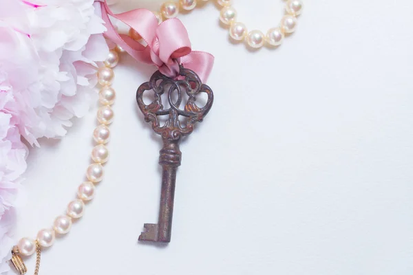 Skeleton key met bloemen van de pioenroos — Stockfoto