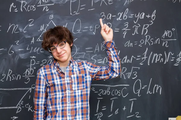 Ragazzo e lavagna pieni di formule matematiche — Foto Stock