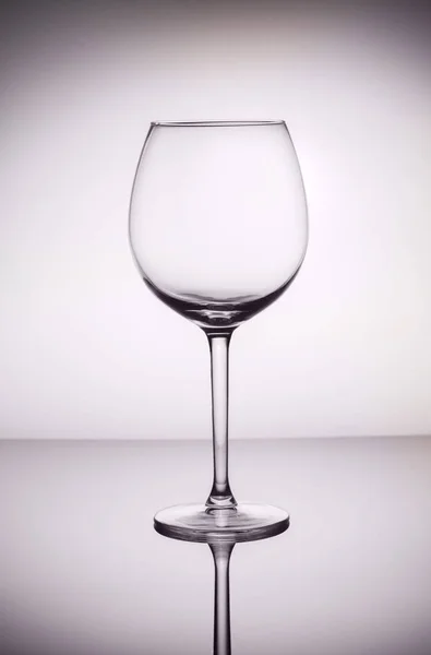 Bicchieri di vino su blu — Foto Stock