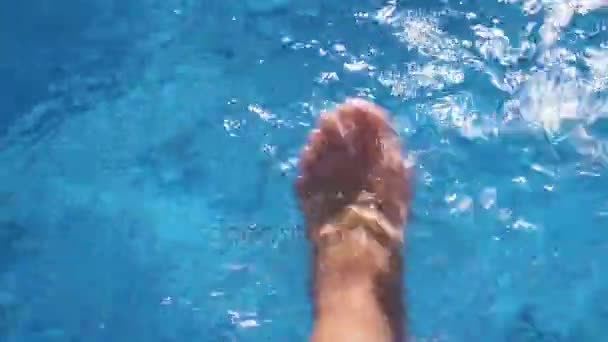Voda z modrého bazénu — Stock video