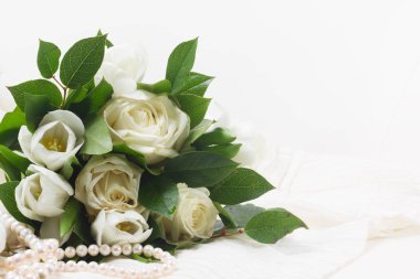 dantel ile pembe ve turuncu gül