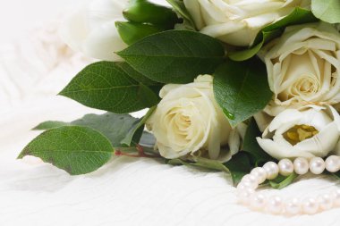 dantel ile pembe ve turuncu gül