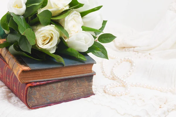 Libros viejos con flores — Foto de Stock