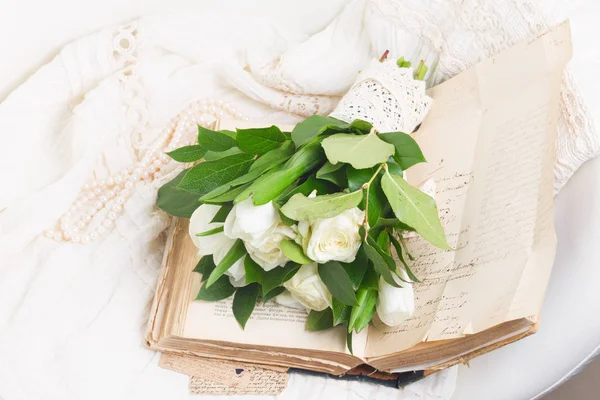 Alte Bücher mit Blumen — Stockfoto